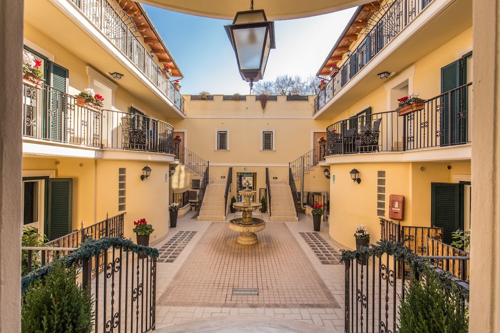 Aurelia Vatican Apartments 10/66