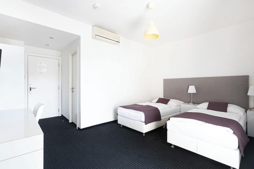 ROOM, DOUBLE OR TWIN BED