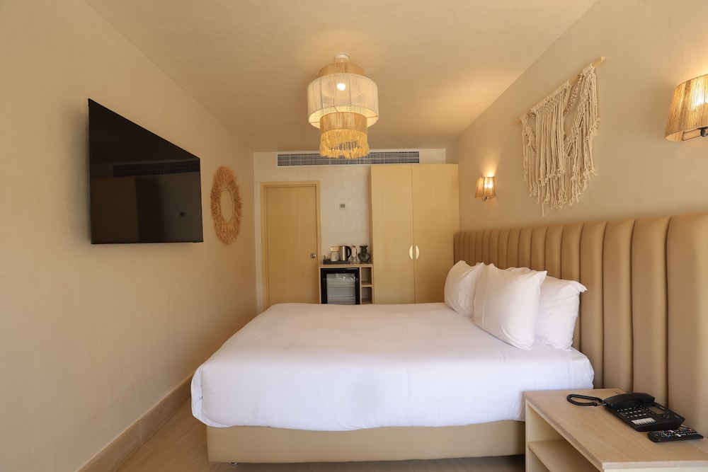 ROOM, DOUBLE BED, POOL VIEW