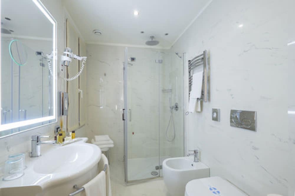 DELUXE, DOUBLE OR TWIN BED