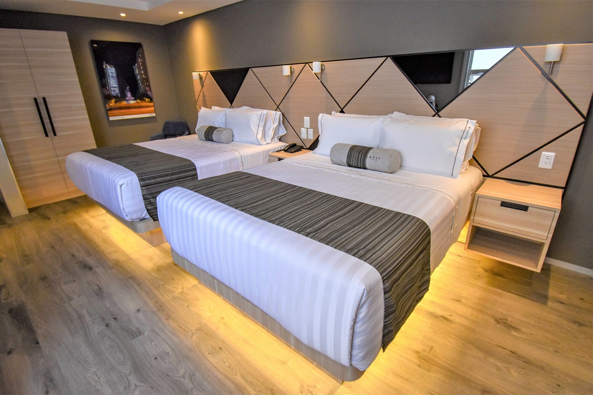 PREMIER, TWIN BEDS