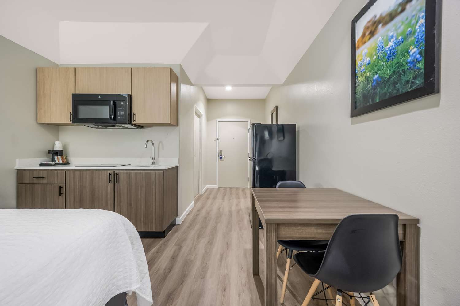 غرفة بسريرين كوين بمطبخ صغير، SureStay Studio by Best Western Conroe Downtown 8/9