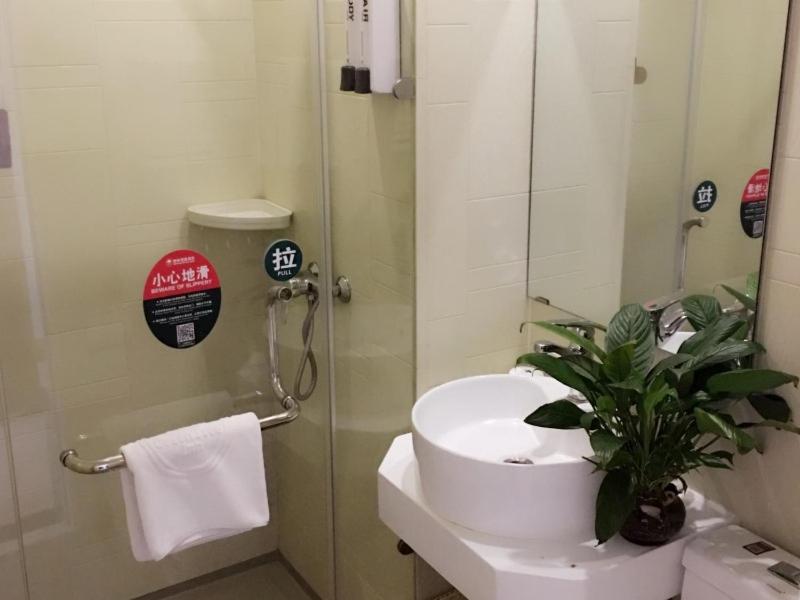 GreenTree Inn Tianjin Xiqing District Zhongbei Town Zhongbei Avenue Shell Hotel 32/32