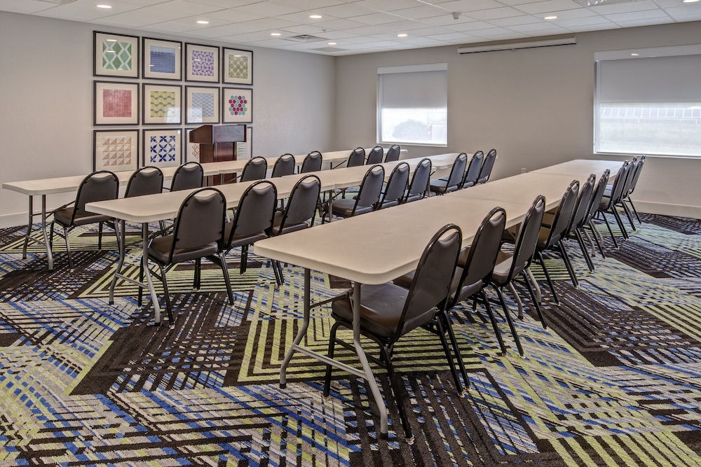 Holiday Inn Express Hotel Suites Clarksville 56/61