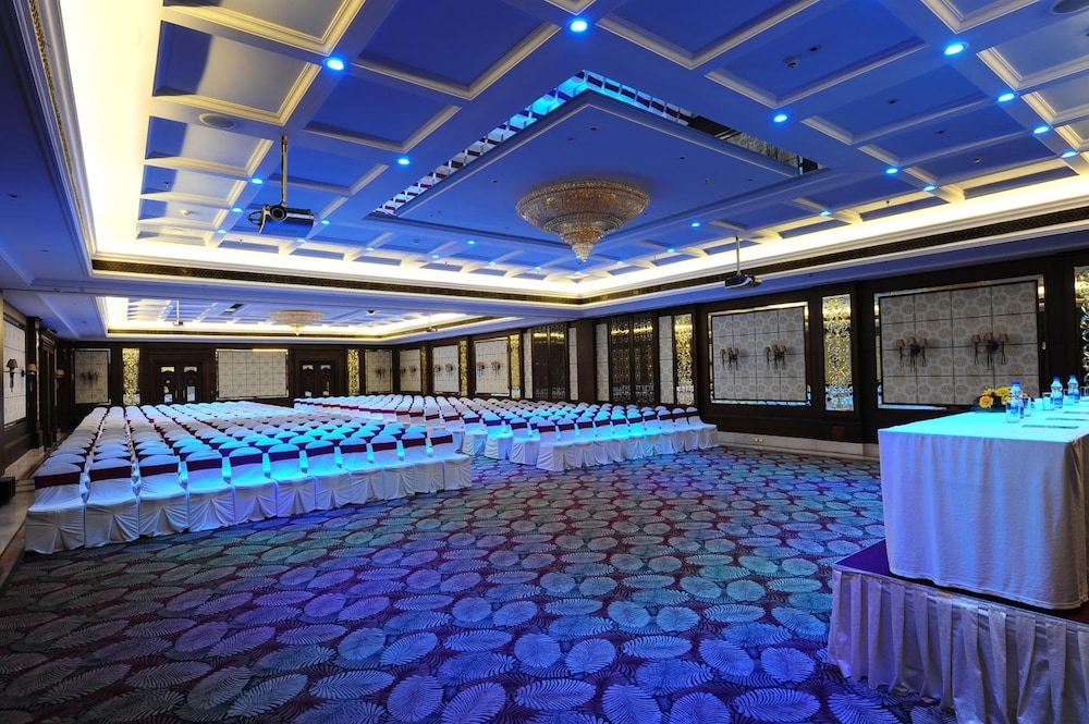 MAYFAIR Convention 15/37