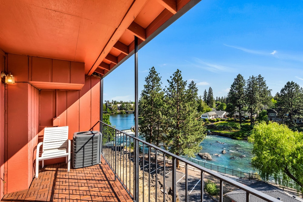 Bend Riverside Inn &amp; Suites 29/51
