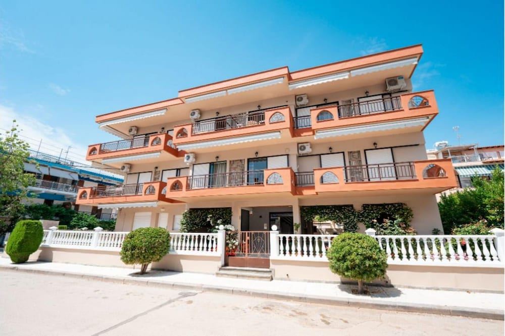 Milonas House Apartments photo4