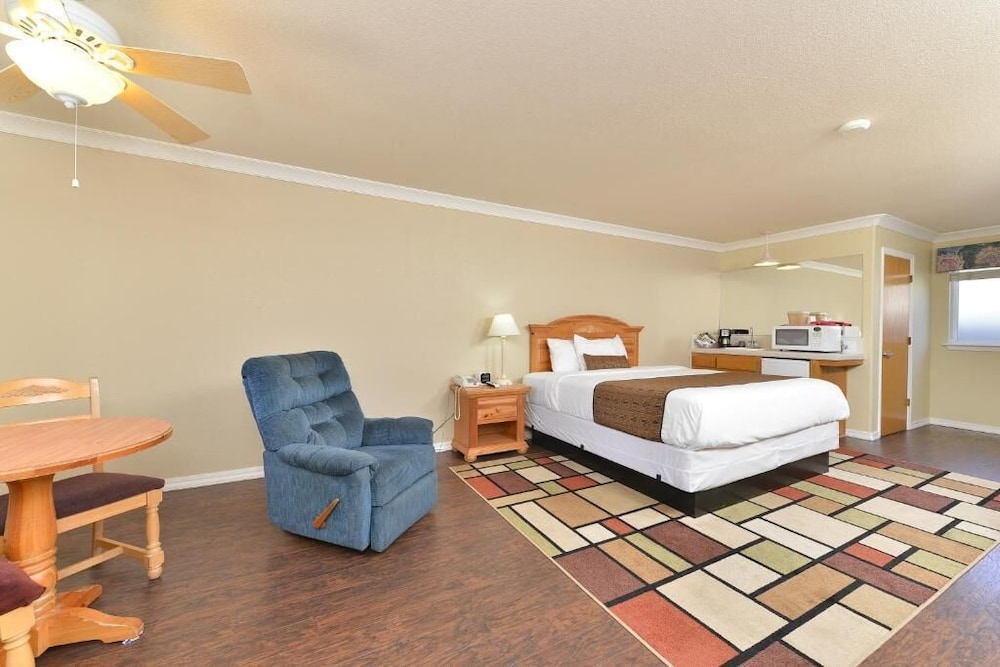 Cayucos Beach Inn 41/64