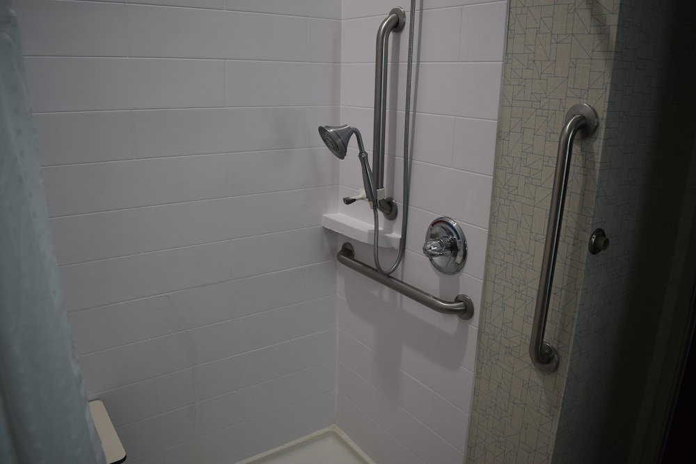Holiday Inn Express Hotel Suites Mcpherson 17/64