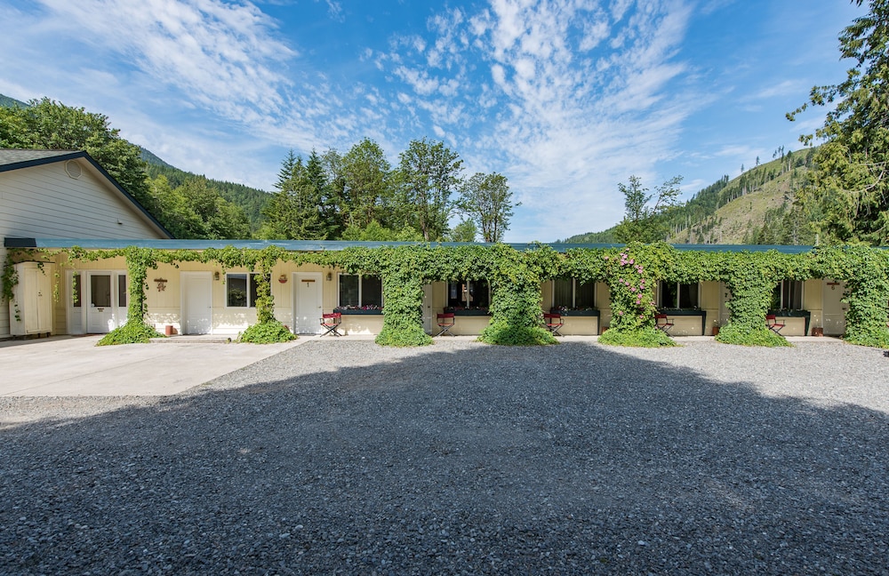 Emerald Valley Inn 68/74