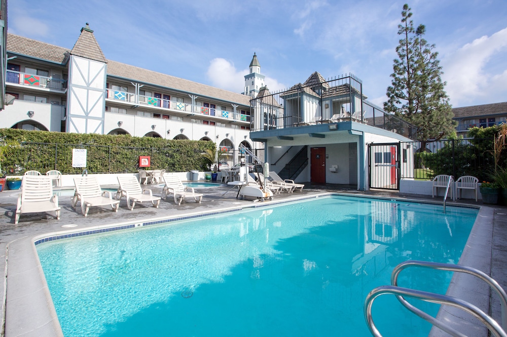 Castle Inn And Suites 32/38