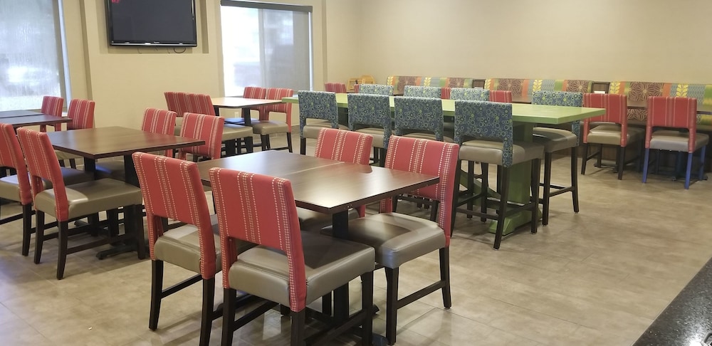 Comfort Inn and Suites North Dallas-Addison 29/33