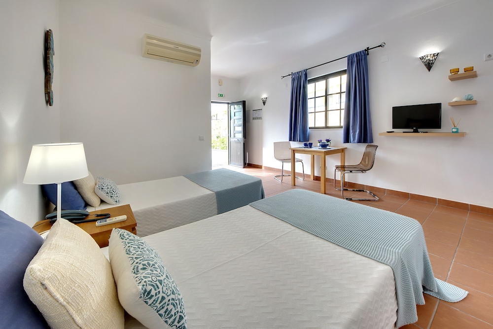 STUDIO, TWIN BEDS