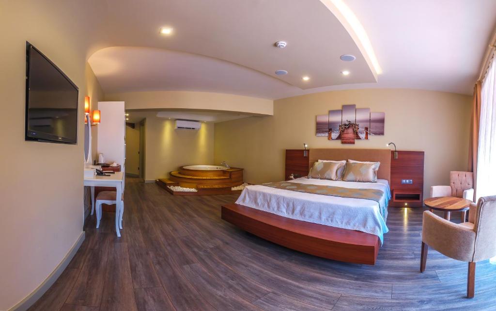 Deluxe, Double Bed, with Extra Bed