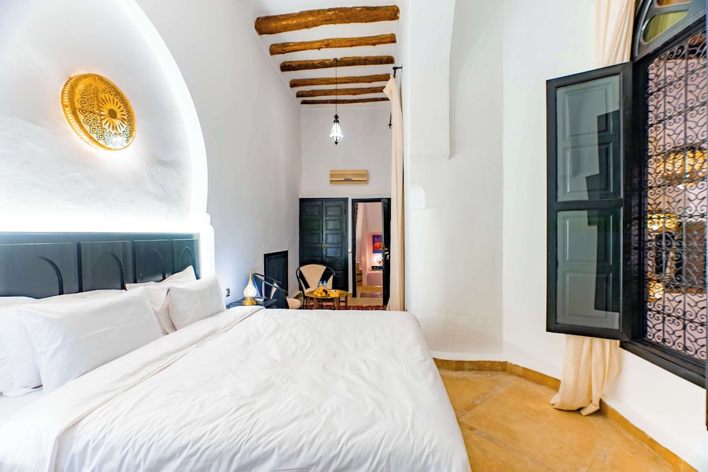 PANORAMIC, SUITE, KING BED, COURTYARD VIEW