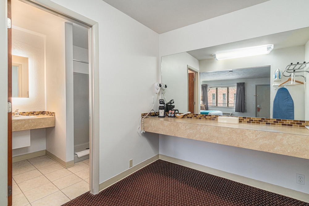 Howard Johnson by Wyndham Traverse City 43/47