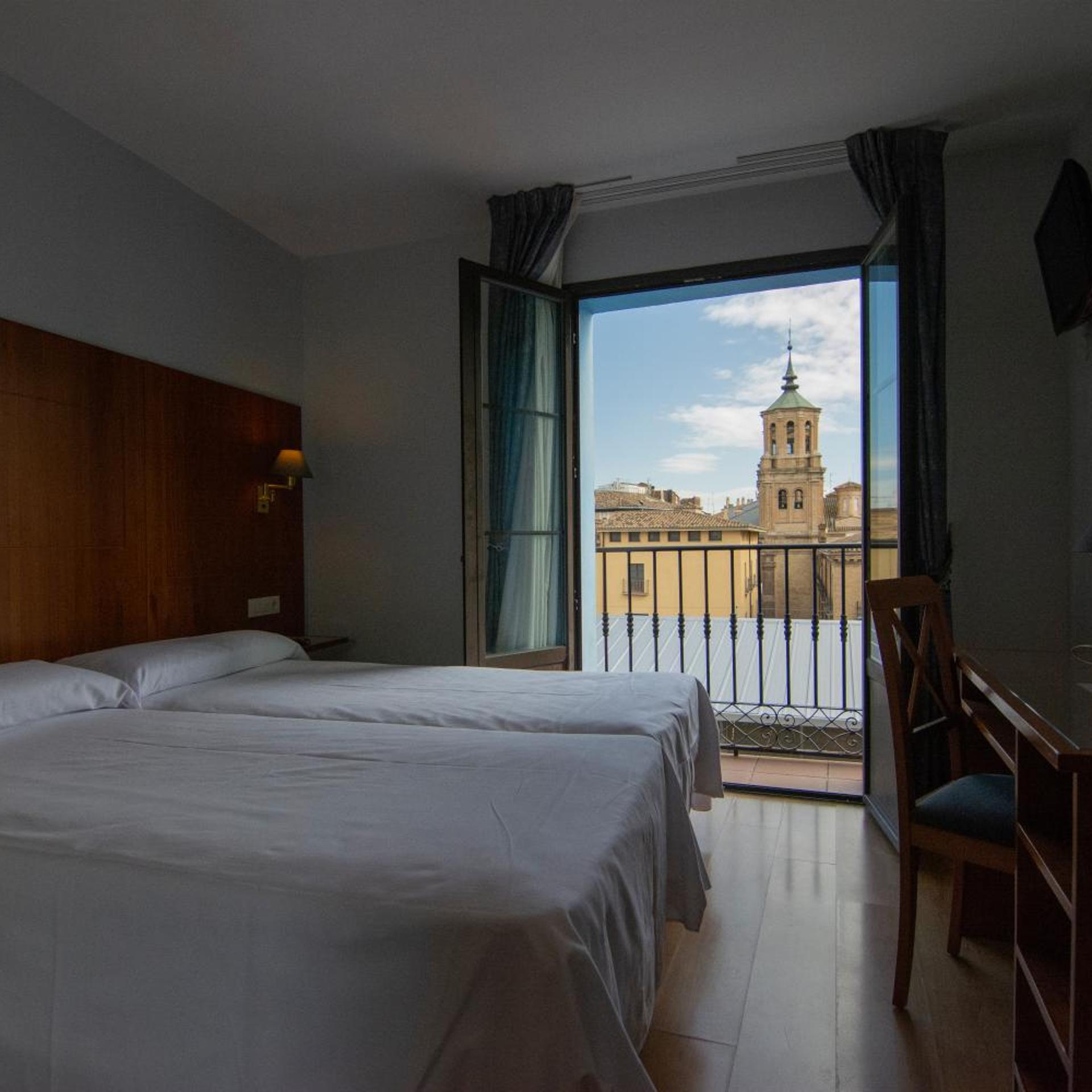 Room, Double or Twin Bed, Balcony, Hispania 7/10