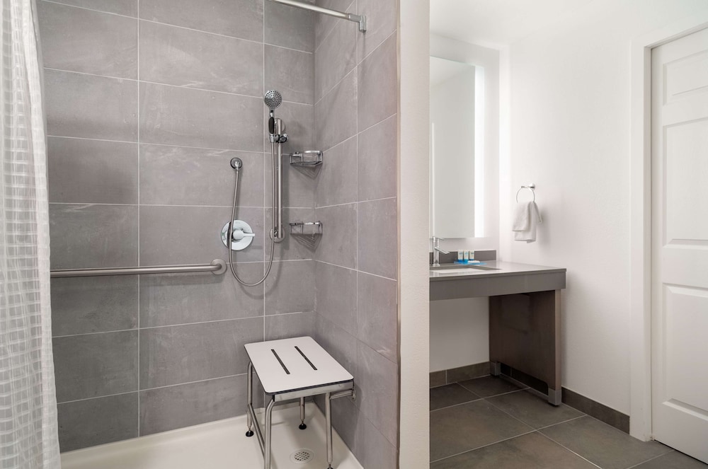HYATT house White Plains 25/74