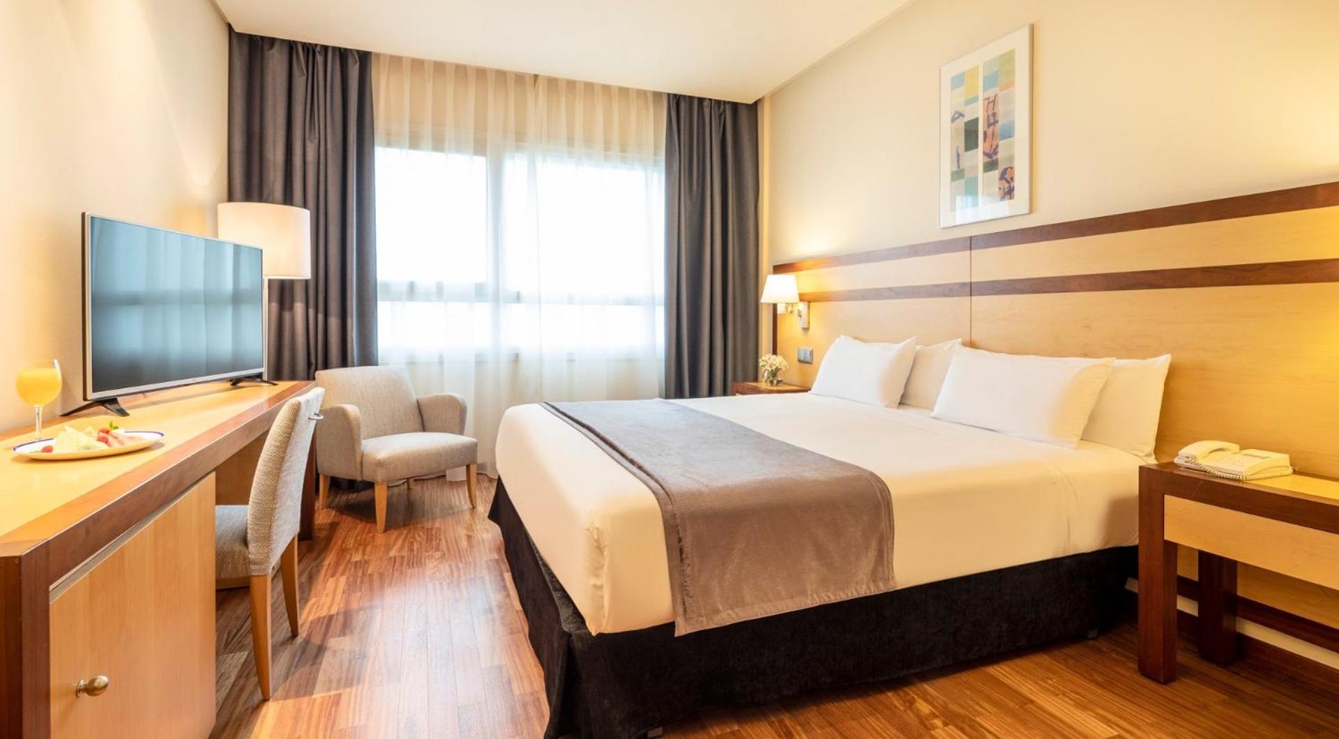 ROOM, DOUBLE OR TWIN BED