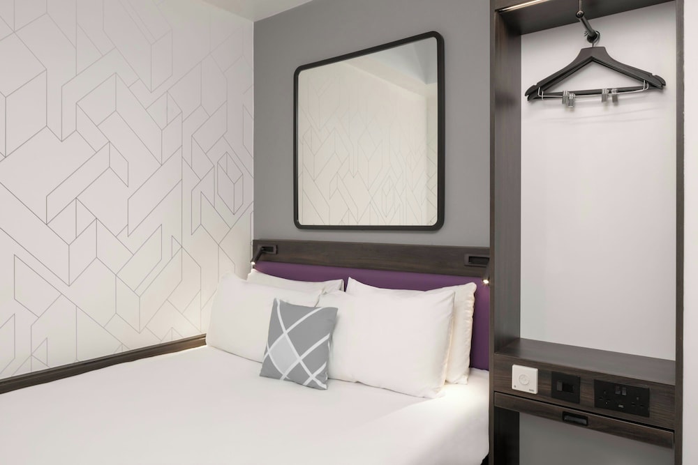 ROOM, DOUBLE BED
