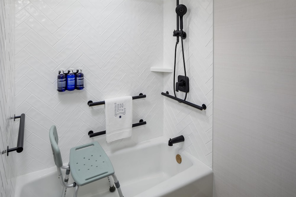 غرفة بسريرين كوين مع أريكة لذوي الإعاقة، Hyatt Place Charleston - Historic District 8/8
