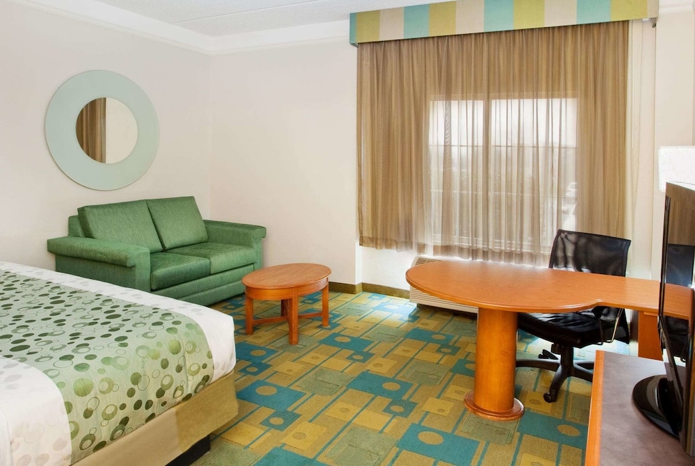 La Quinta Inn and Suites by Wyndham Greenville Haywood 27/68