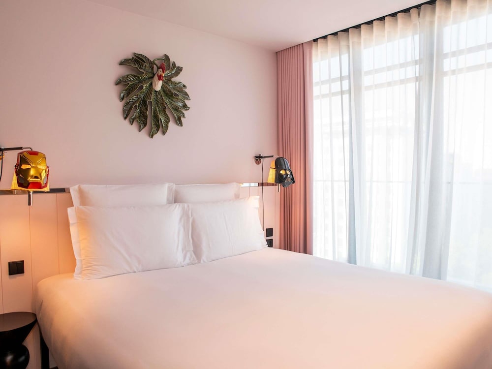 Large Mama, King Bed, Avenue View, Balcony