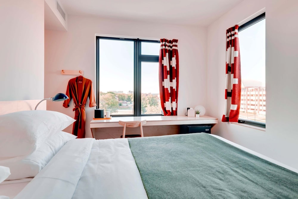 ROOM, KING BED, CITY VIEW
