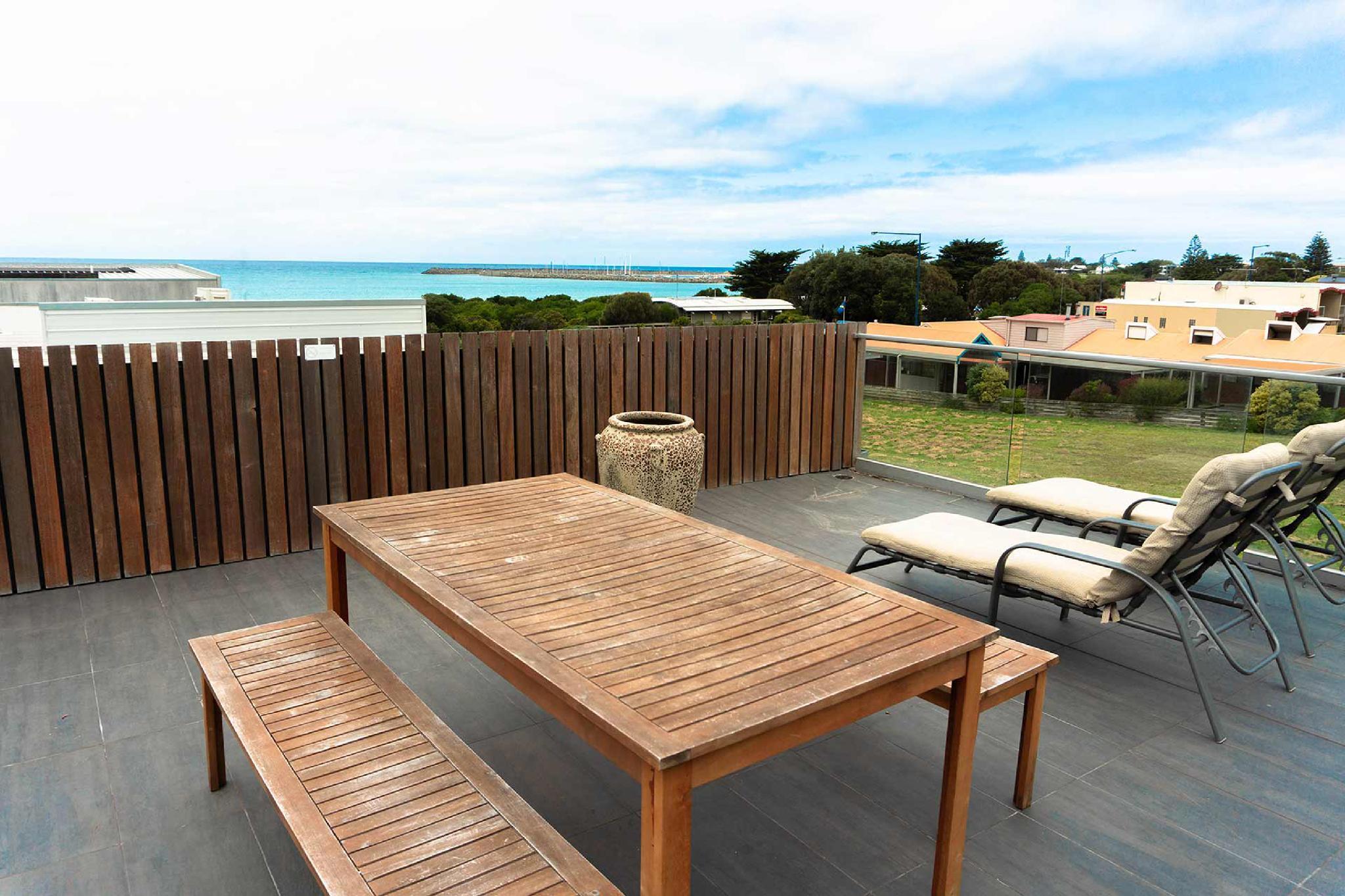 1 Bedroom, Penthouse, The Apollo Apartments 2/2