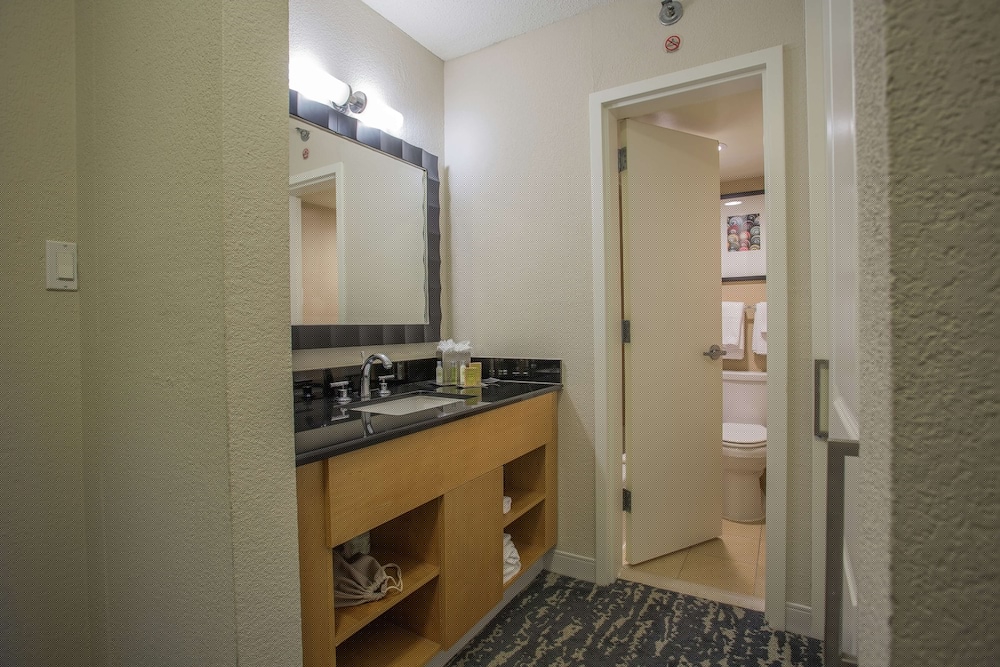DoubleTree by Hilton Hotel Berkeley Marina 23/83