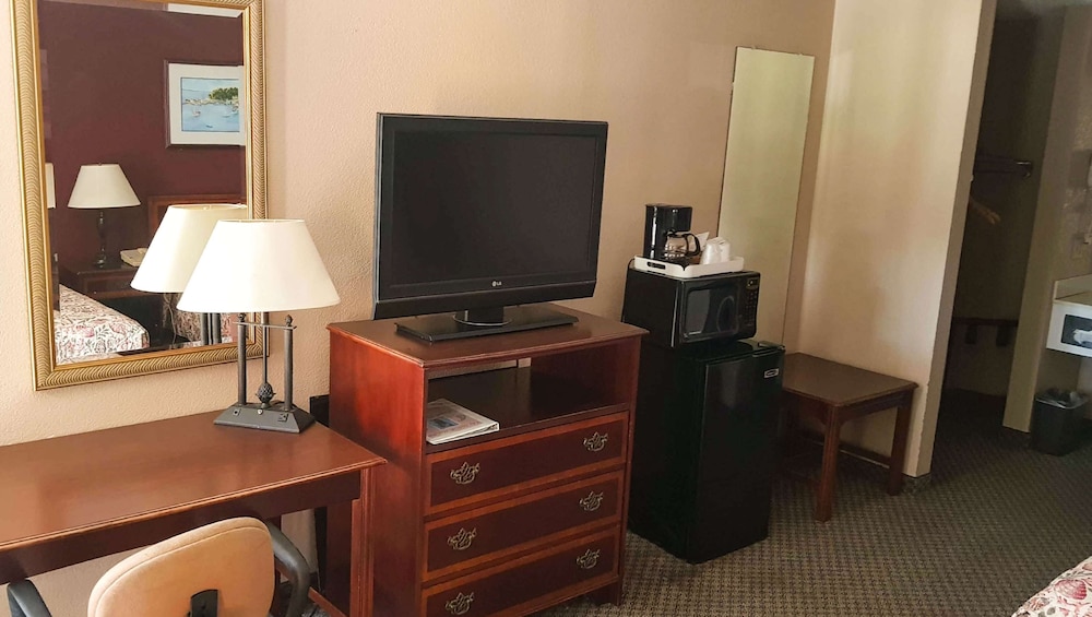 Mayfair Inn Williamston Hwy 64 32/50