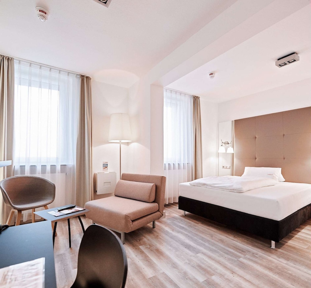 Hotel Amadeus 12/72