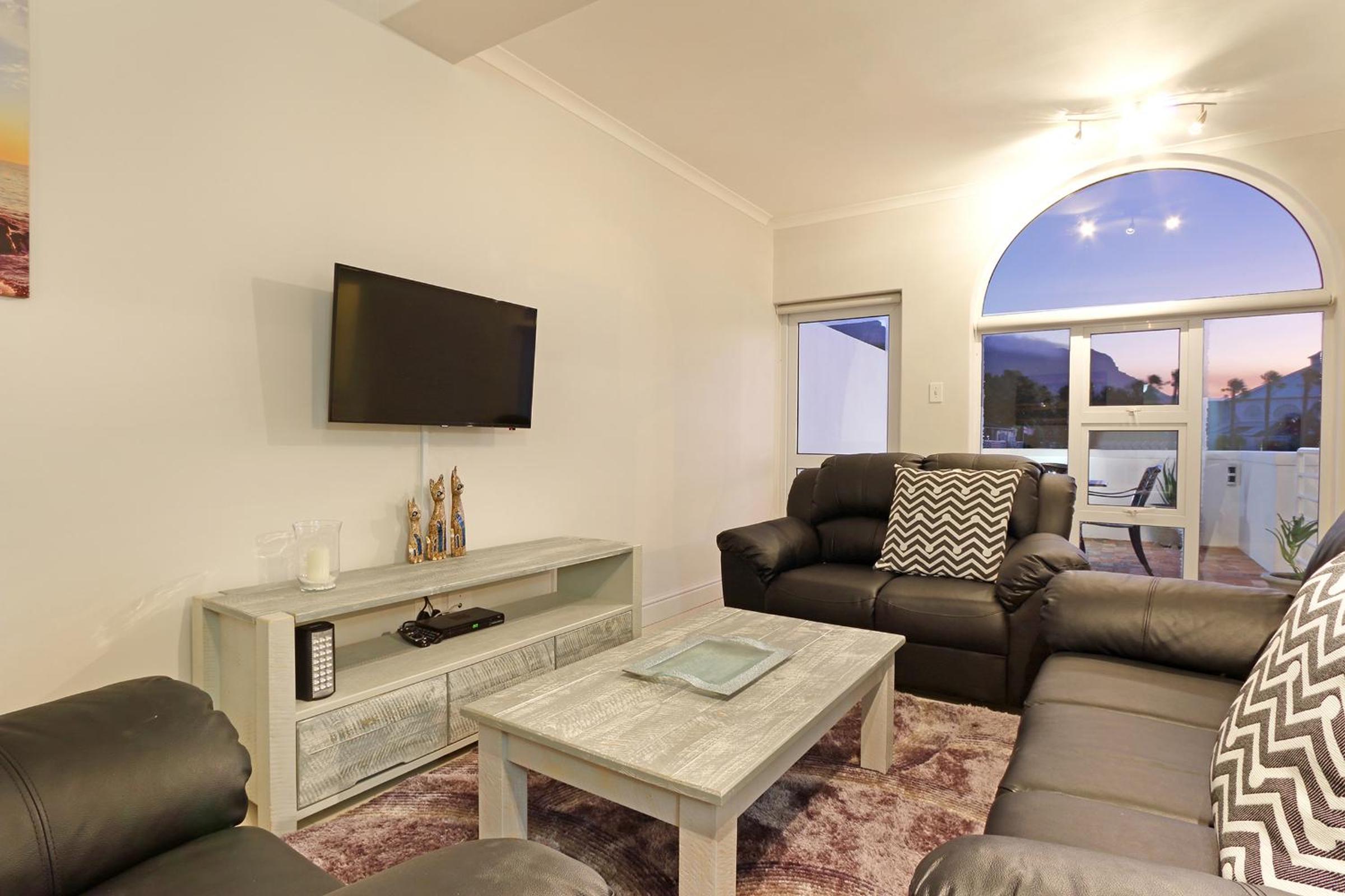 Camps Bay Beach Apartment 8/20