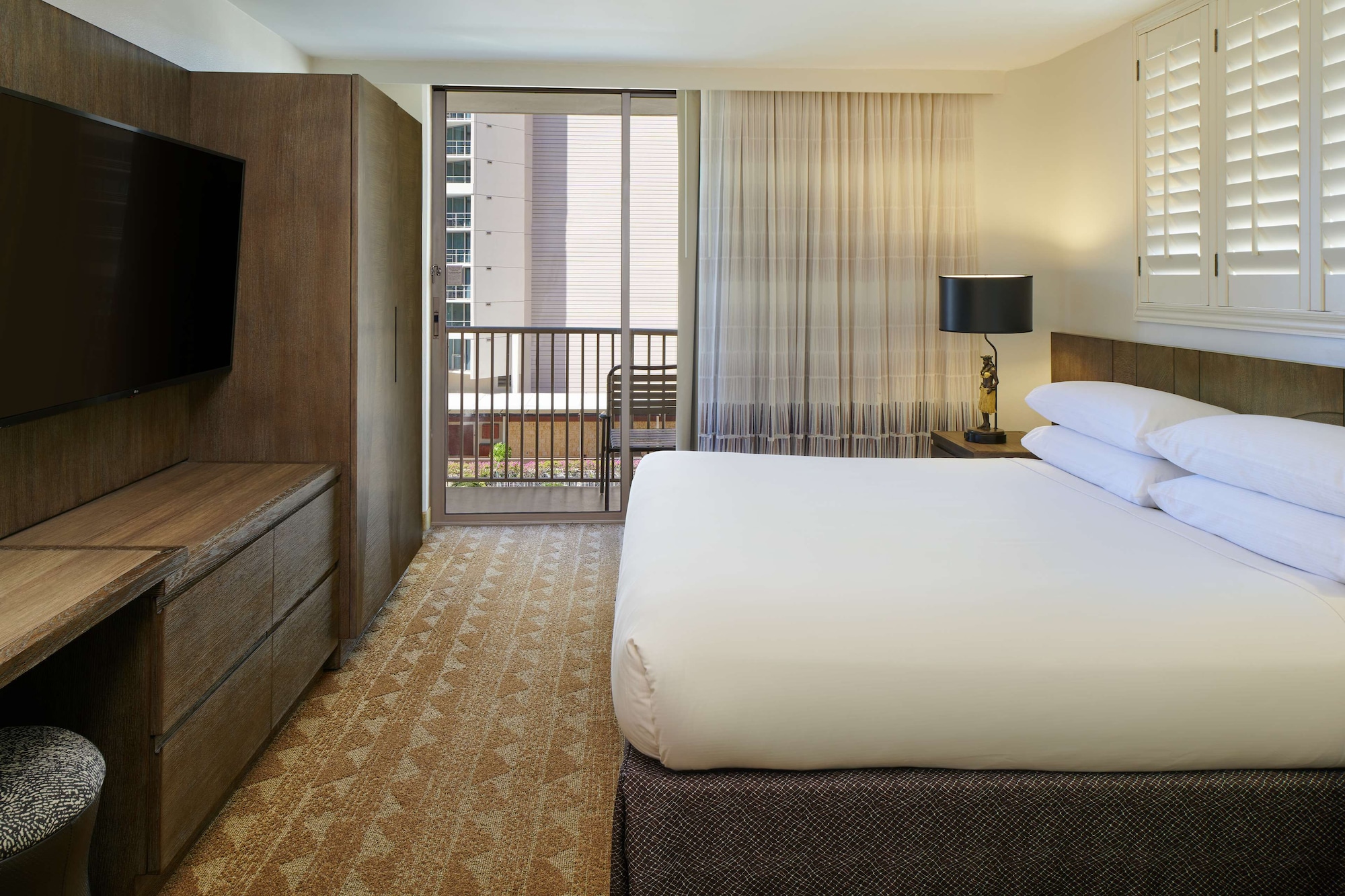 1 BEDROOM, SUITE, POOL VIEW, BALCONY