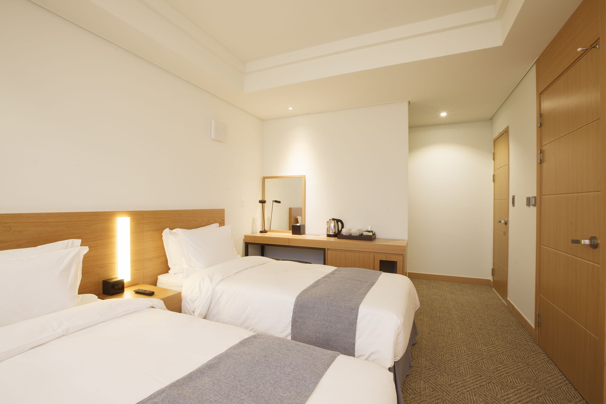 ROOM, QUADRUPLE