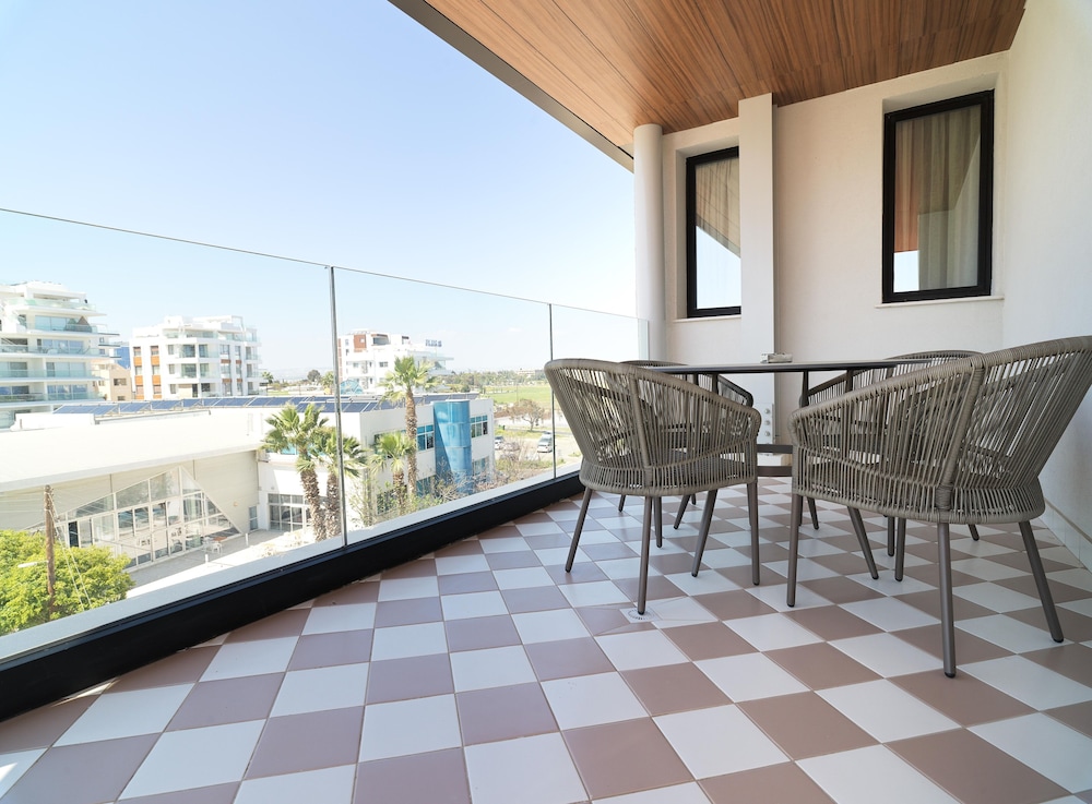 LIV Mackenzie Beach Suites 12/55