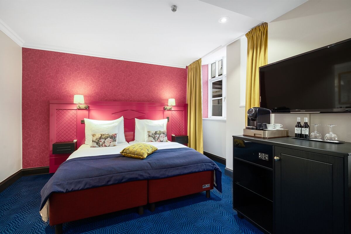 DELUXE, KING BED