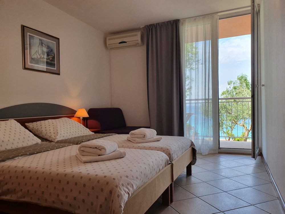 BRZET HOTEL OMIS 8/50