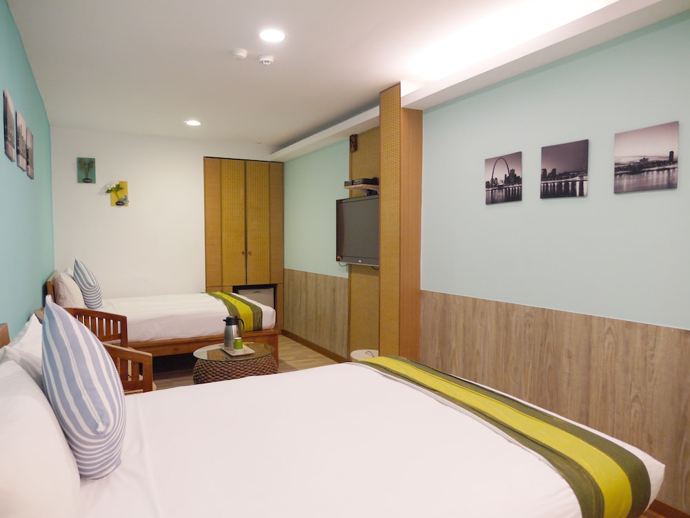 ROOM, QUADRUPLE, NO WINDOW