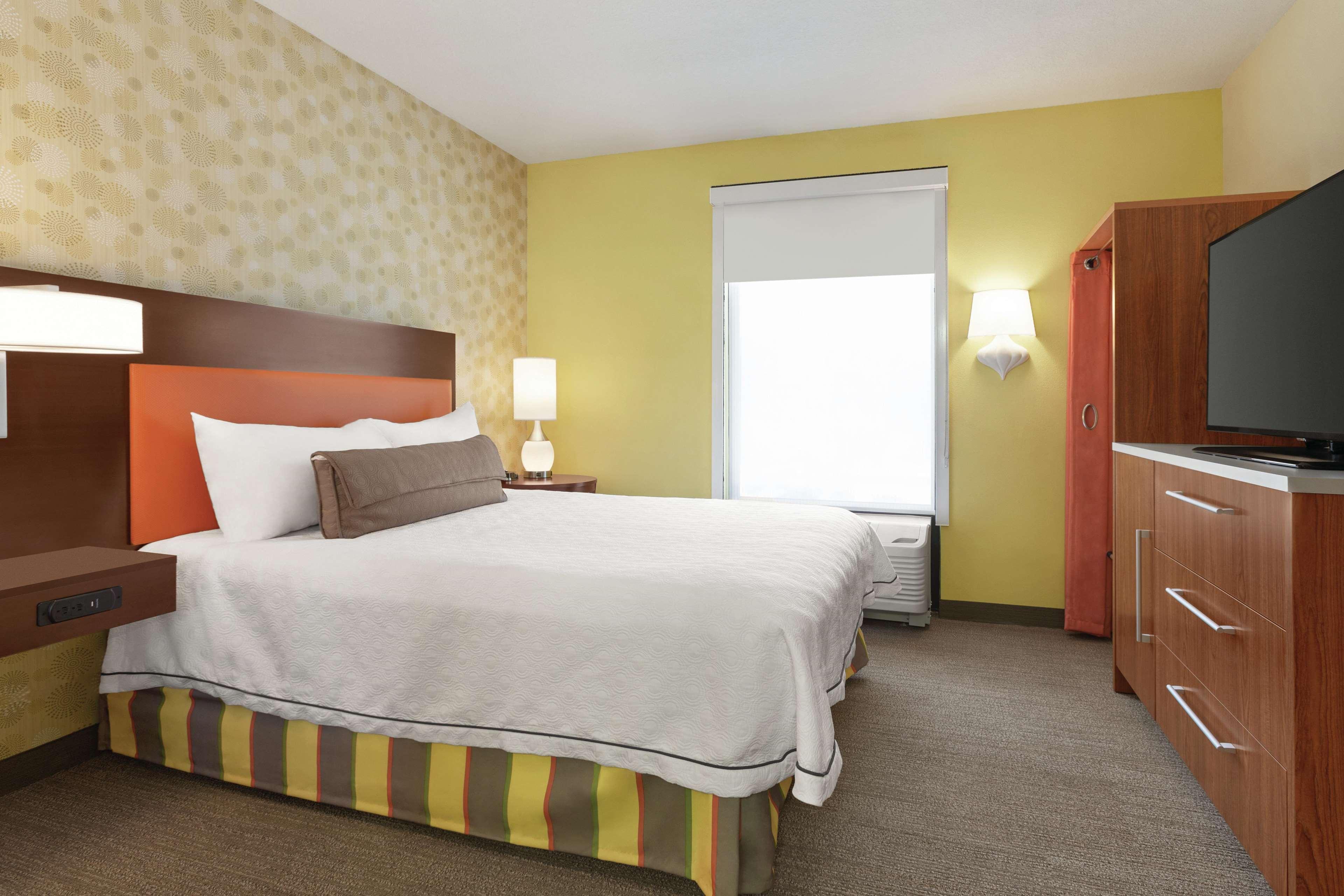 1 BEDROOM, SUITE, QUEEN BED, ACCESSIBLE