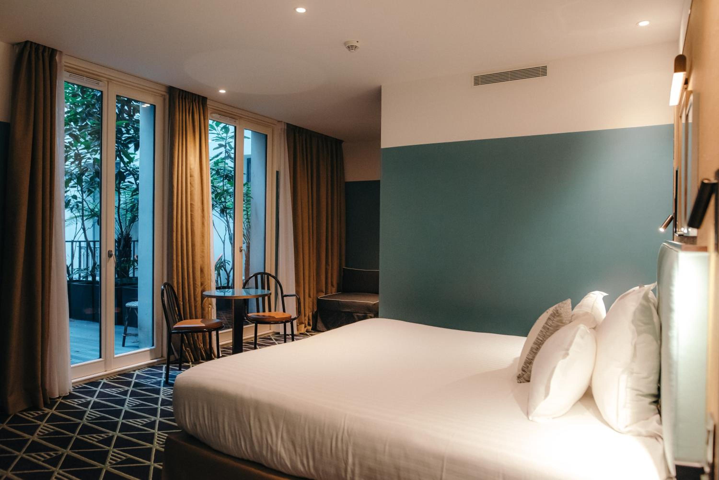 Junior Suite, Queen Bed, Pool Access