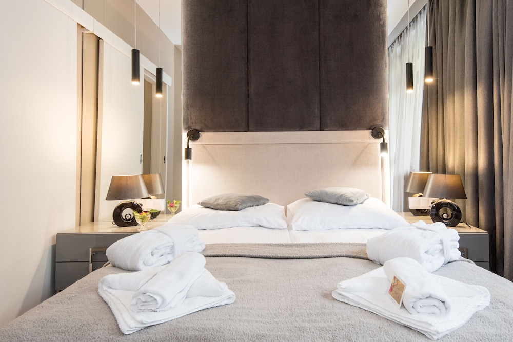 DELUXE, SUITE, PARK VIEW, BALCONY