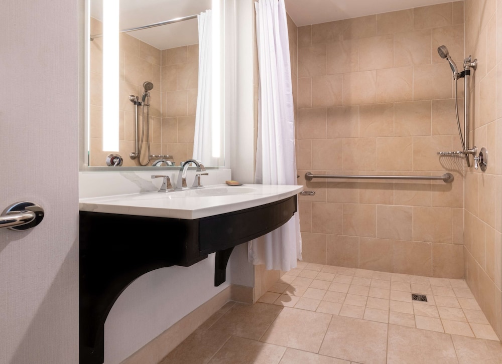 Hilton Columbus Polaris 16/85