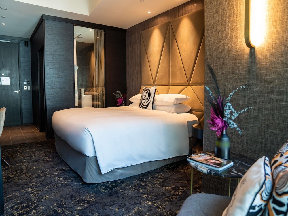 COLLECTION, KING BED, ACCESSIBLE