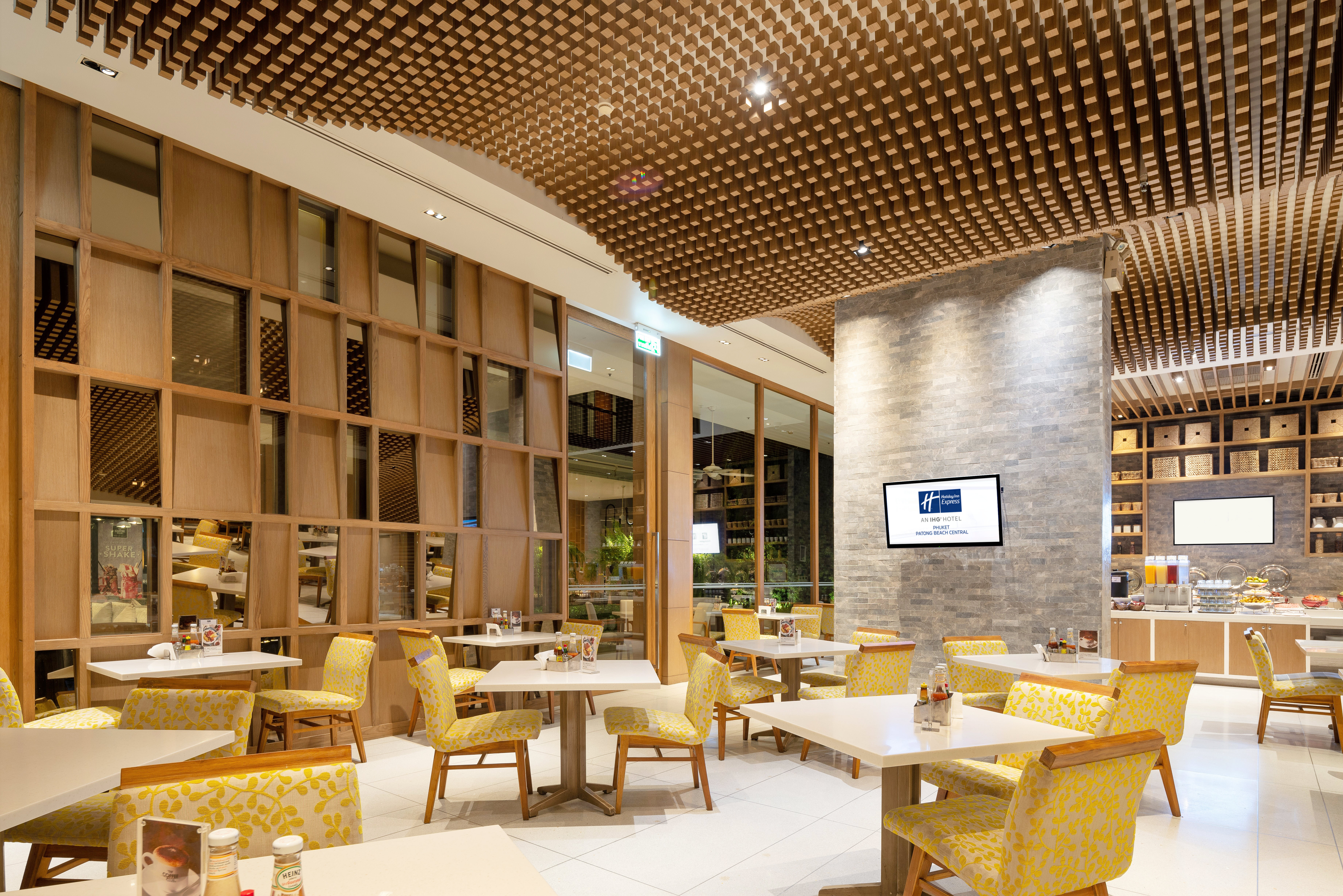 Holiday Inn Express Phuket Patong Beach Central 53/82