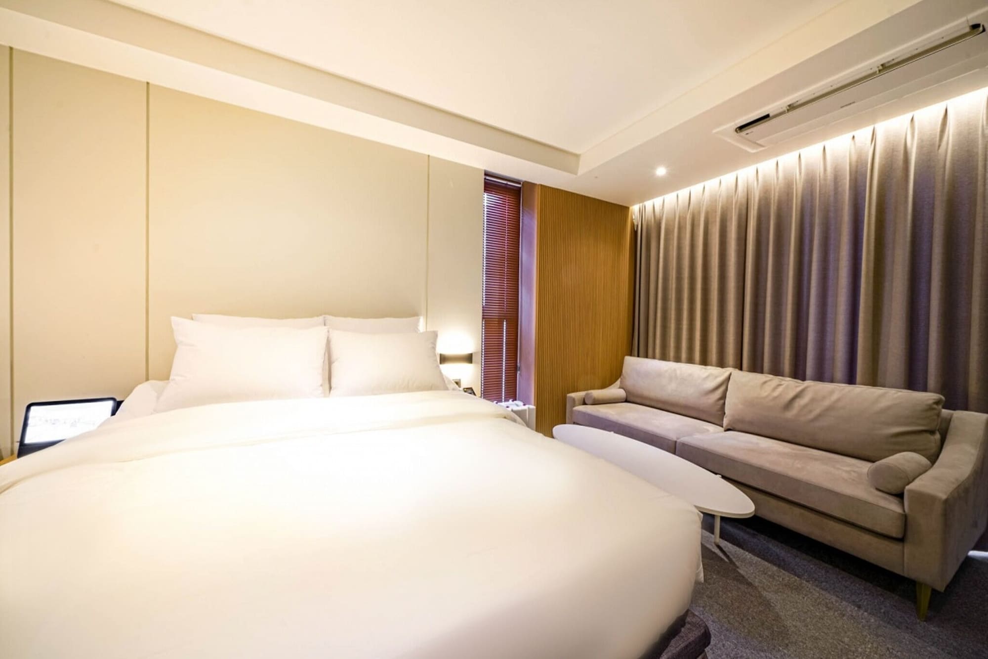 Family, 2 Queen Beds, Light View, Bathtub