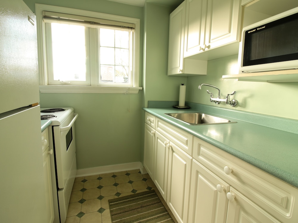 1 Bedroom, Suite, King Bed, James Bay Inn Hotel Suites Cottage 5/5