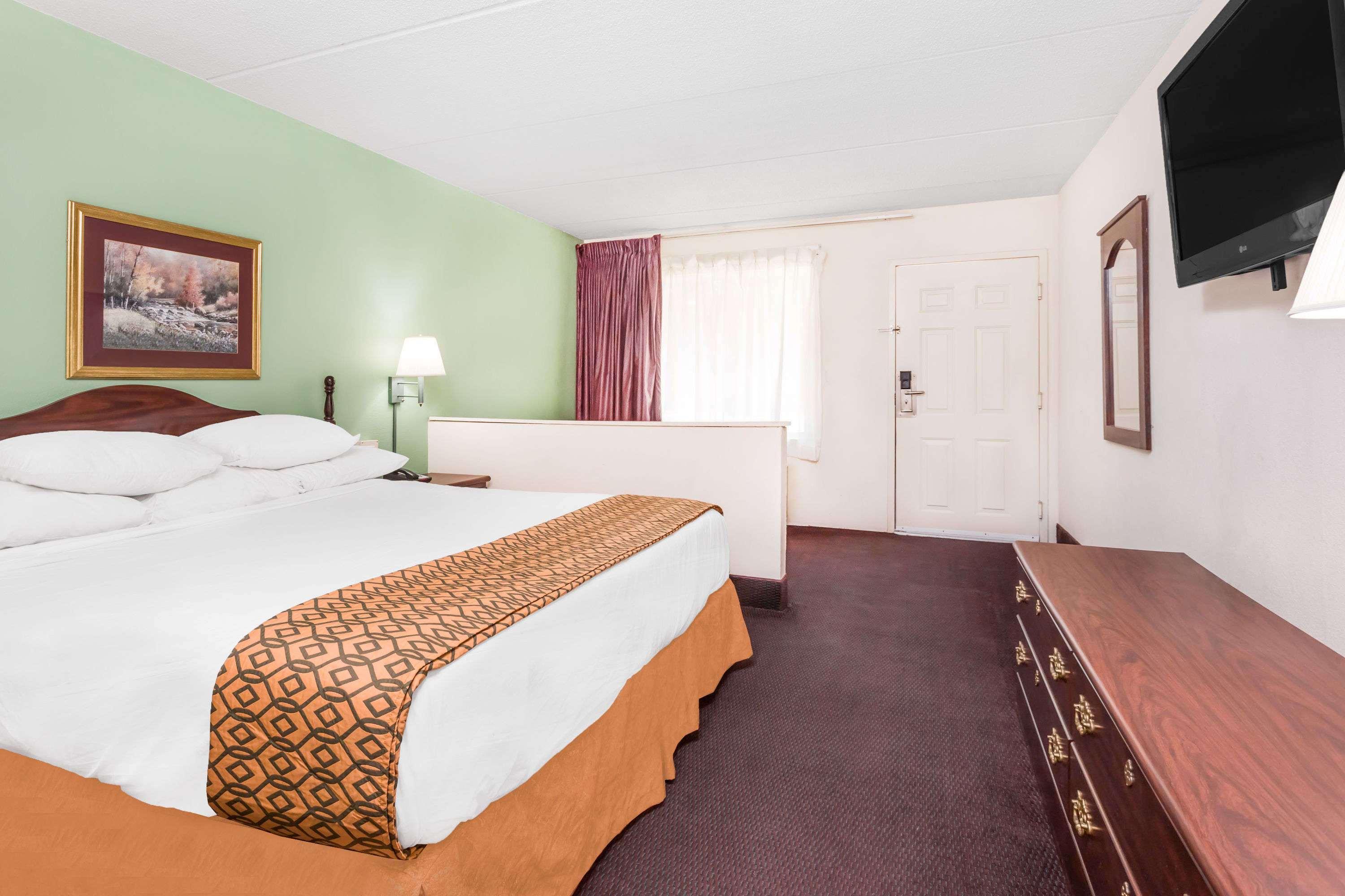 Days Inn by Wyndham Lavonia 2/15
