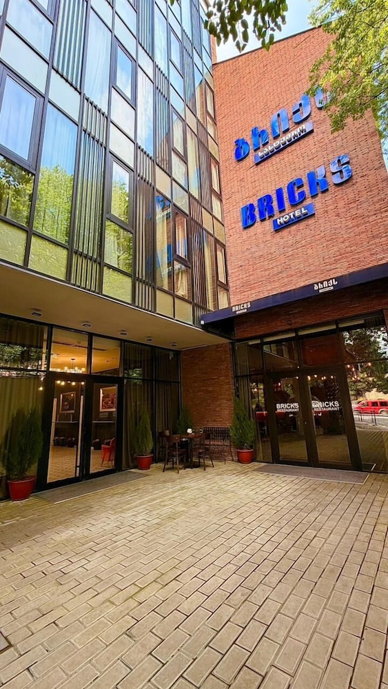 Bricks Hotel 47/57