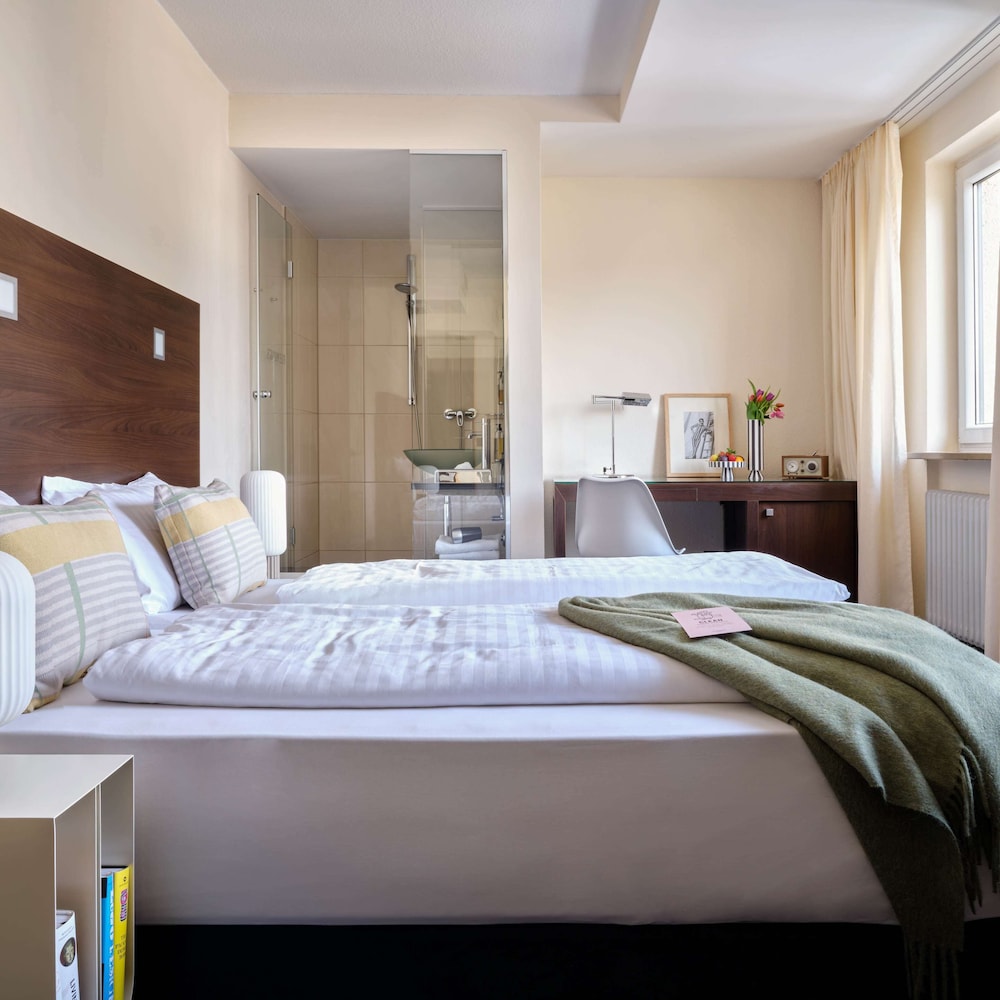 COMFORT, TWIN BEDS